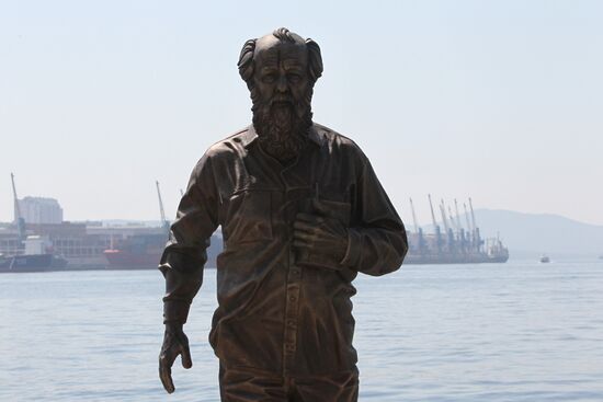 Памятник Александру Солженицыну открыли во Владивостоке
