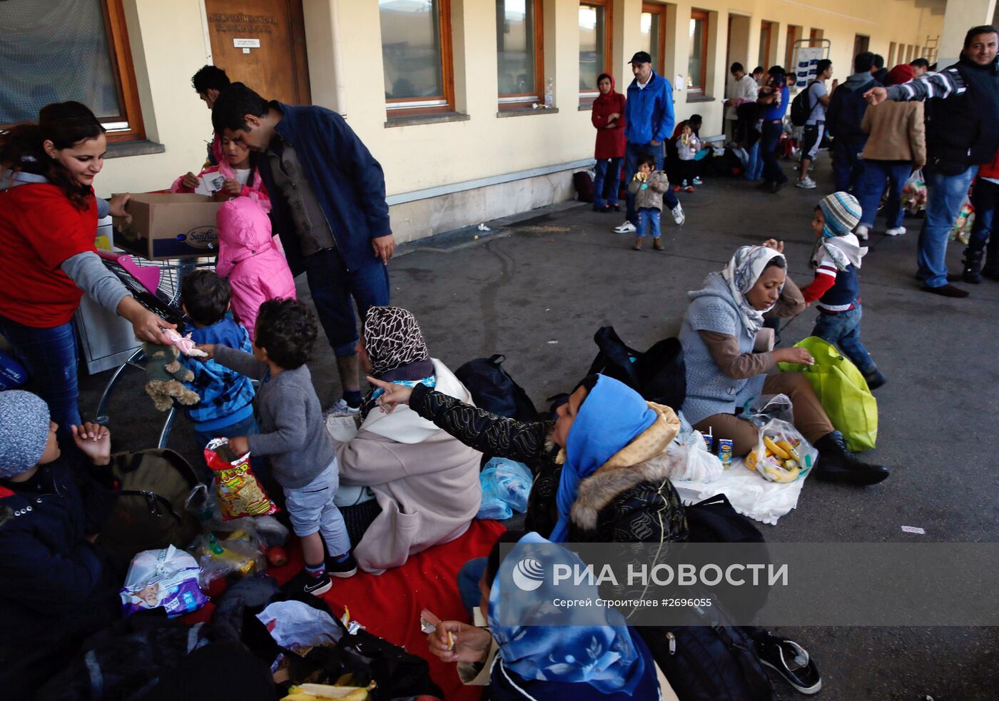 Беженцы из стран Ближнего Востока на вокзале Вестбанхоф в Вене