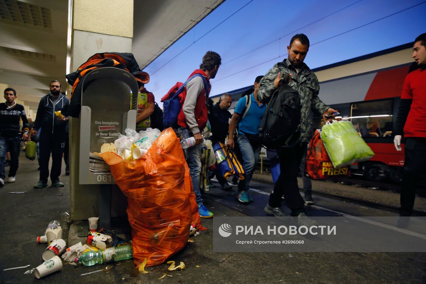 Беженцы из стран Ближнего Востока на вокзале Вестбанхоф в Вене