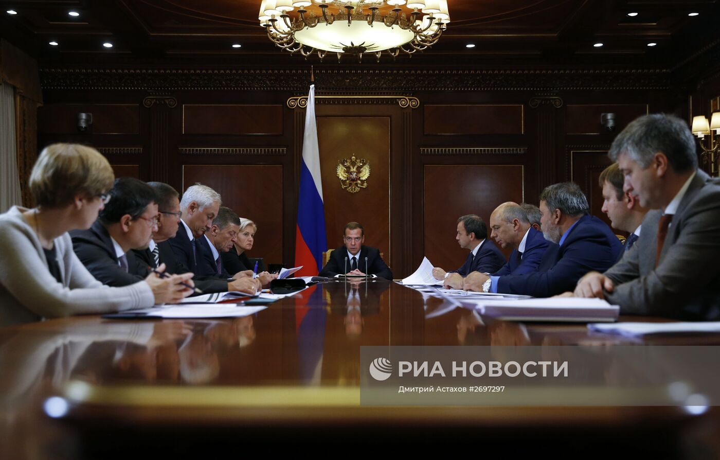 Премьер-министр РФ Д.Медведев провел совещание по макропрогнозу на 2016-2018 годы и формированию бюджета на 2016 г.