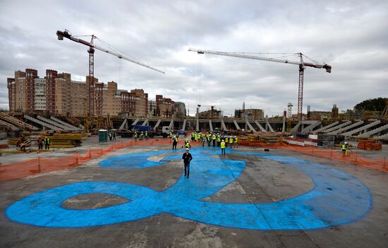Символ "Динамо" нарисовали на месте будущего футбольного поля стадиона "ВТБ Арена парк"