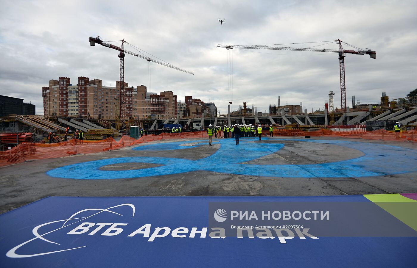 Символ "Динамо" нарисовали на месте будущего футбольного поля стадиона "ВТБ Арена парк"