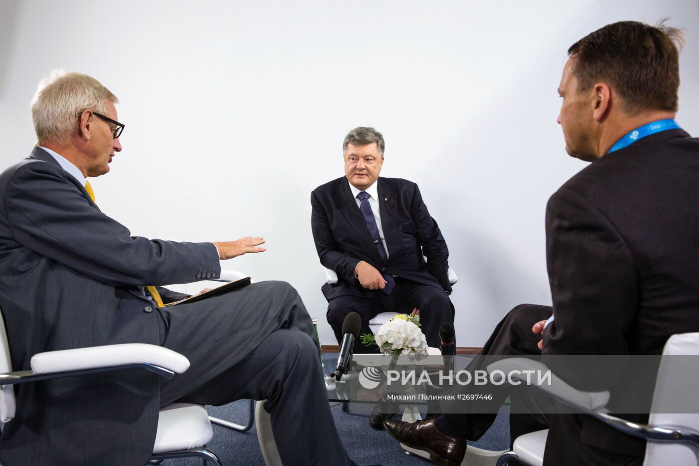 Встреча президента Петра Порошенко, экс-глав МИД Польши и Швеции Радослава Сикорского и Карла Бильдта