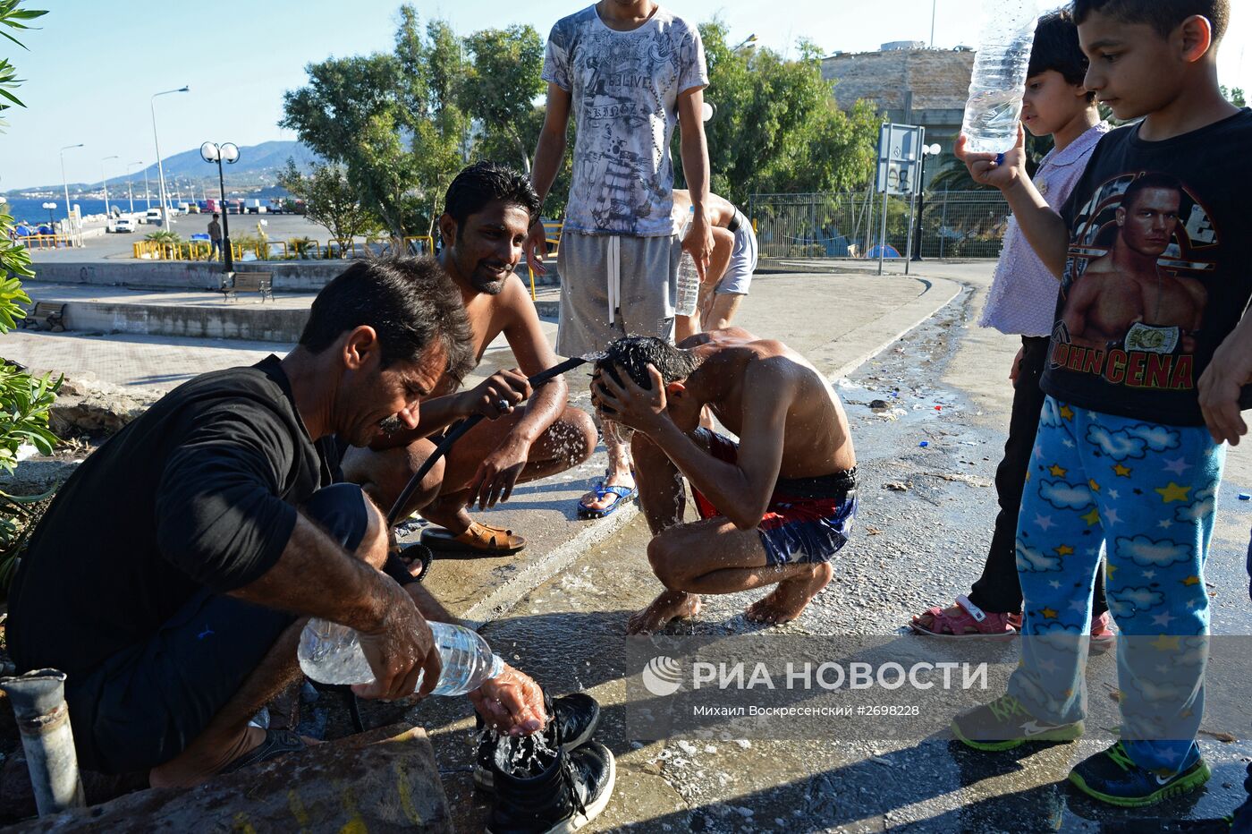 Мигранты с Ближнего Востока на острове Лесбос в Греции