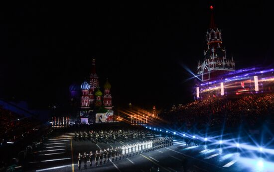 Церемония закрытия Международного военно-музыкального Фестиваля "Спасская башня"