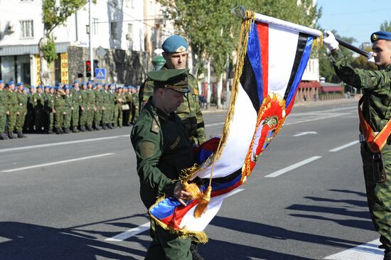 Вручение боевого знамени воинам 100-ой отдельной мотострелковой бригады Республиканской Гвардии ДНР