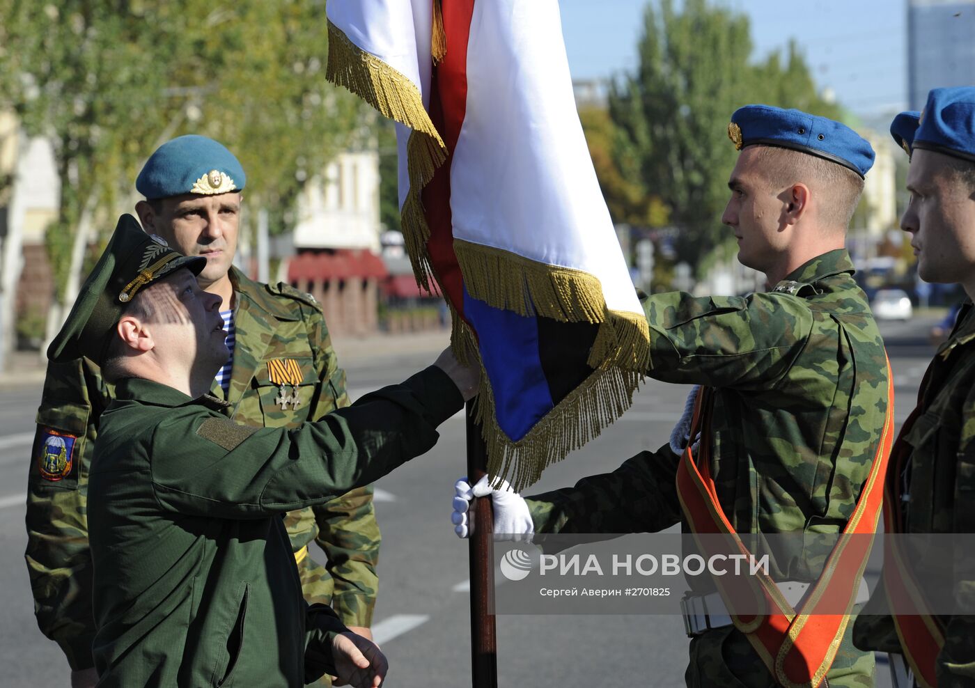 Вручение боевого знамени воинам 100-ой отдельной мотострелковой бригады Республиканской Гвардии ДНР