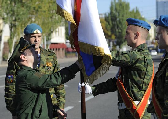 Вручение боевого знамени воинам 100-ой отдельной мотострелковой бригады Республиканской Гвардии ДНР