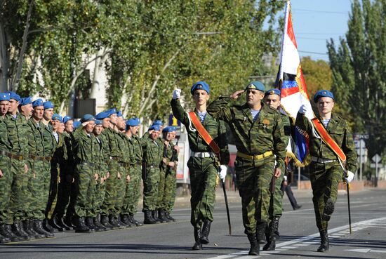 Вручение боевого знамени воинам 100-ой отдельной мотострелковой бригады Республиканской Гвардии ДНР