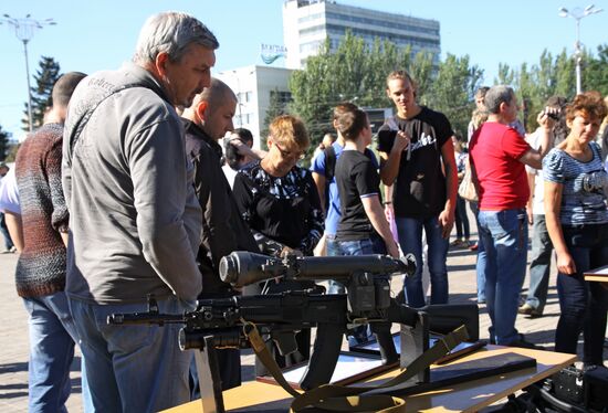 Вручение боевого знамени воинам 100-ой отдельной мотострелковой бригады Республиканской Гвардии ДНР