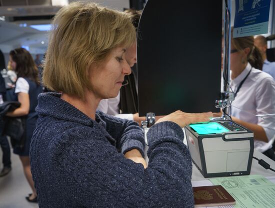 Процедура снятия биометрических данных в визовом центре Санкт-Петербурга