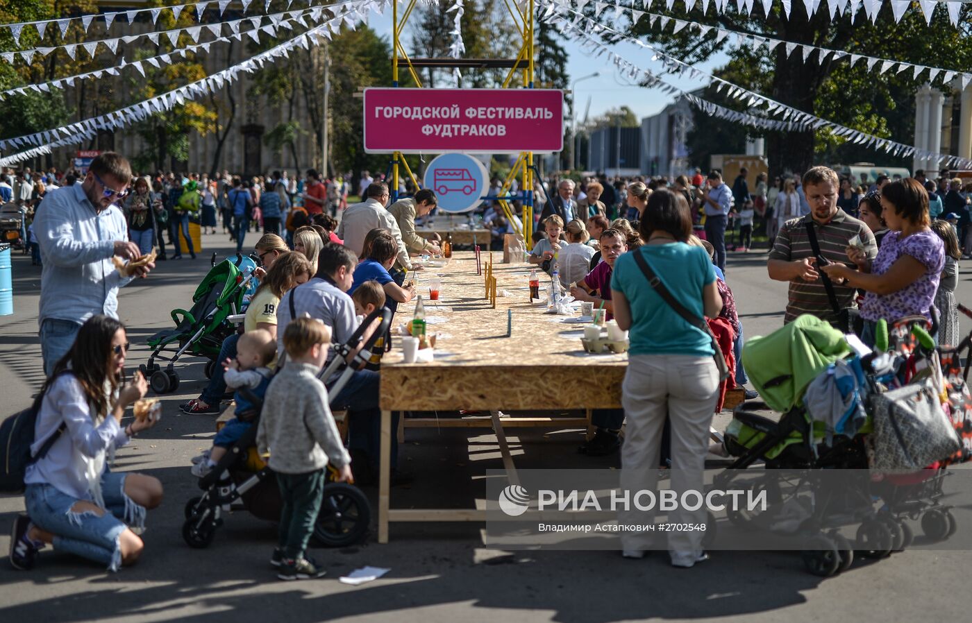 Фестиваль кафе-фургонов в Москве