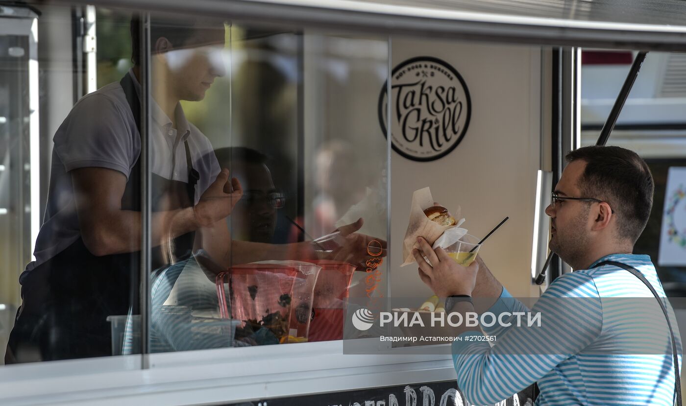 Фестиваль кафе-фургонов в Москве