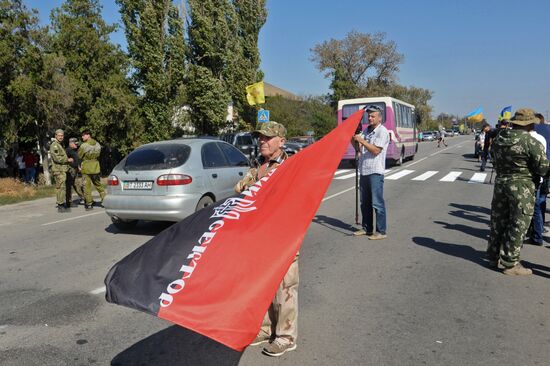 Активисты заблокировали автотрассу у поселка Чонгар на границе Украины и Крыма