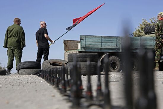 Активисты заблокировали автотрассу у поселка Чонгар на границе Украины и Крыма