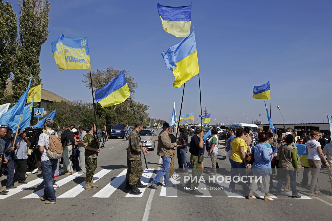 Активисты заблокировали автотрассу у поселка Чонгар на границе Украины и Крыма