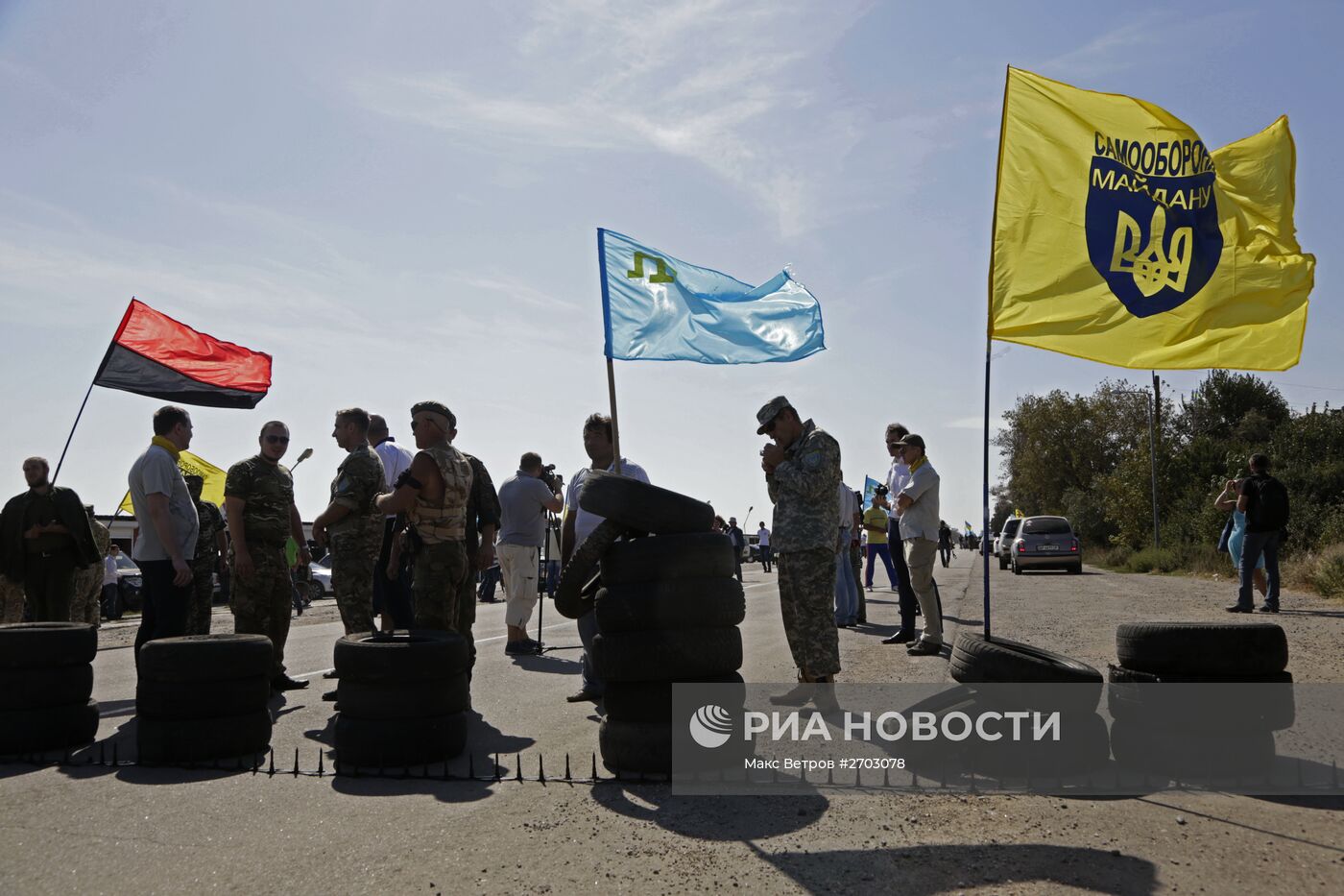 Активисты заблокировали автотрассу у поселка Чонгар на границе Украины и Крыма