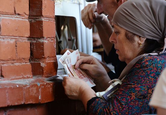 Выдача пенсий в почтовом отделении №51 Грозного