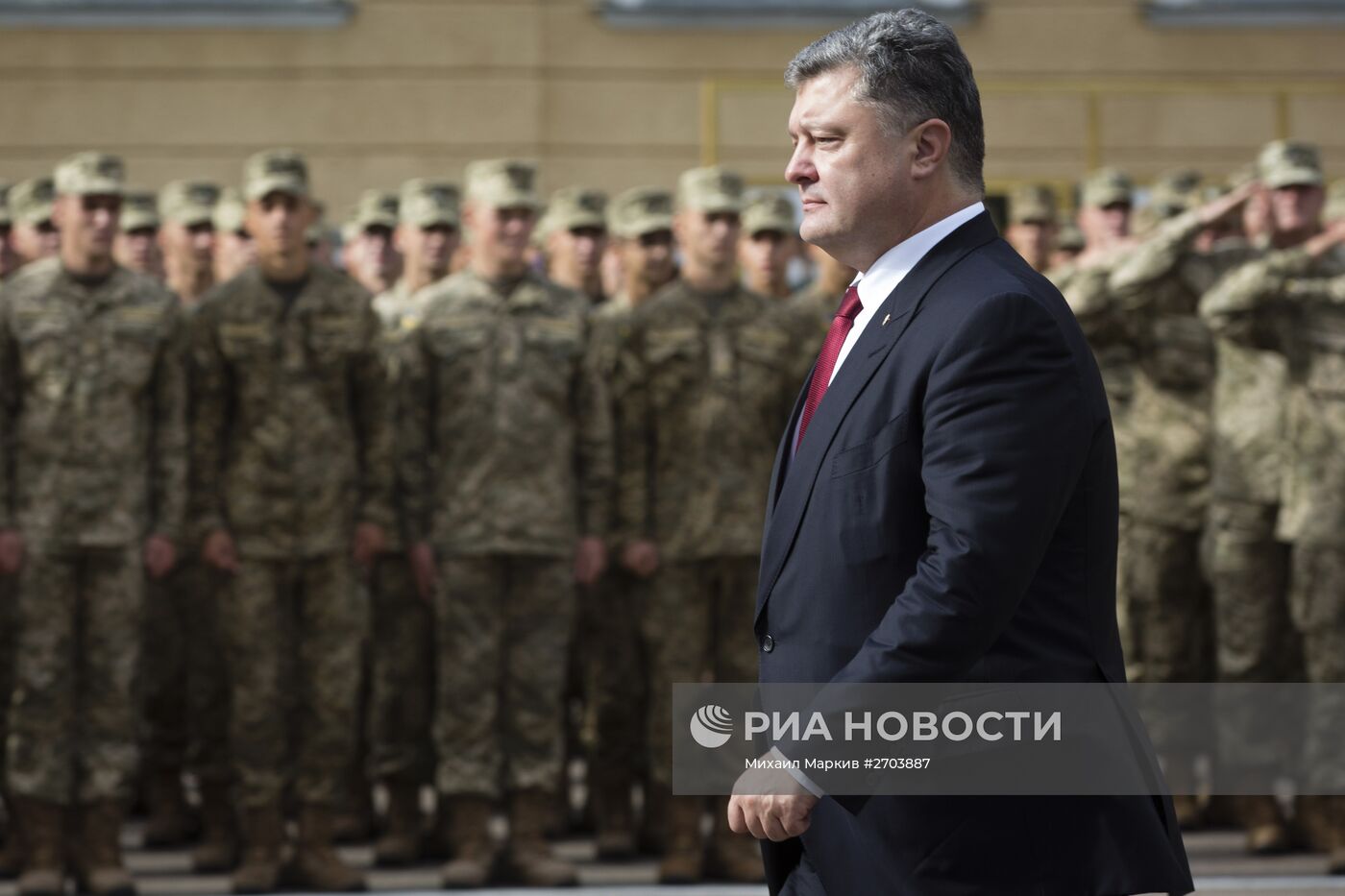 Президент Украины П.Порошенко посетил академию Сухопутных войск Вооруженных сил Украины имени гетмана Петра Сагайдачного