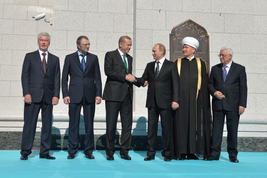 Президент РФ В.Путин принимает участие в церемонии открытия реконструированной Московской соборной мечети
