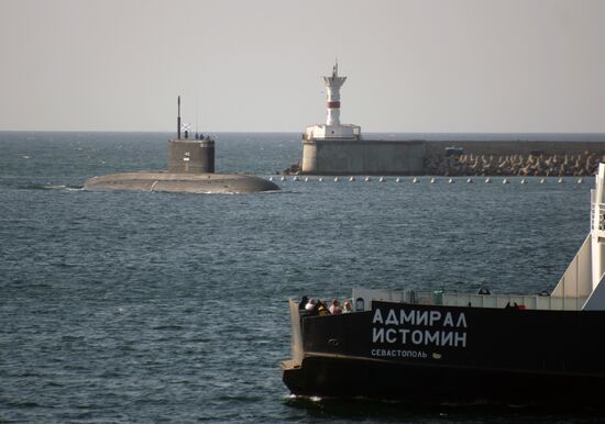 Прибытие подводной лодки "Новороссийск" в порт Севастополя