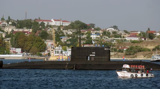 Прибытие подводной лодки "Новороссийск" в порт Севастополя