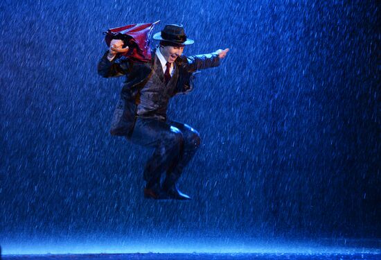 Открытая репетиция сцены мюзикла "Поющие под дождем"