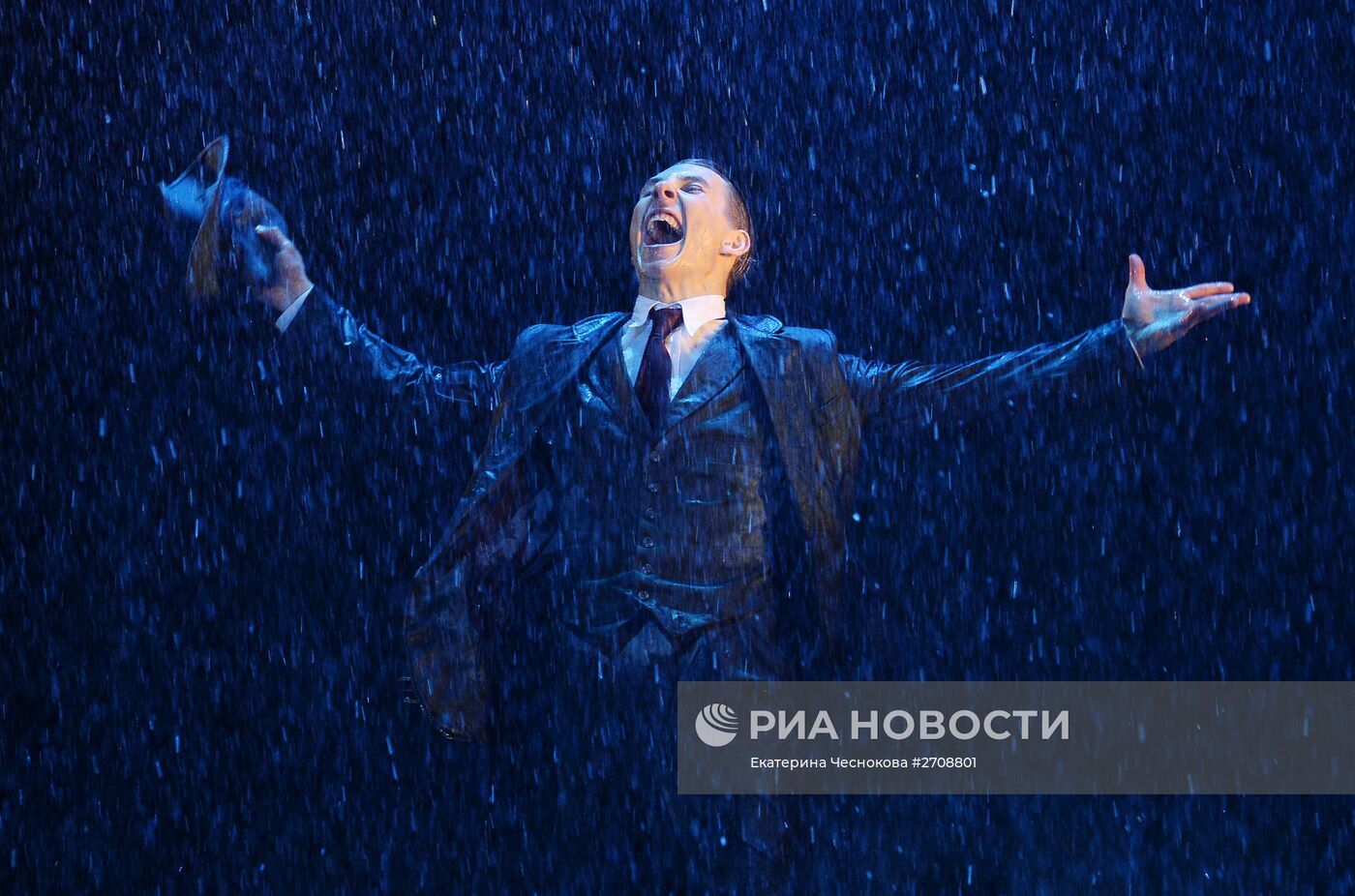 Открытая репетиция сцены мюзикла "Поющие под дождем"