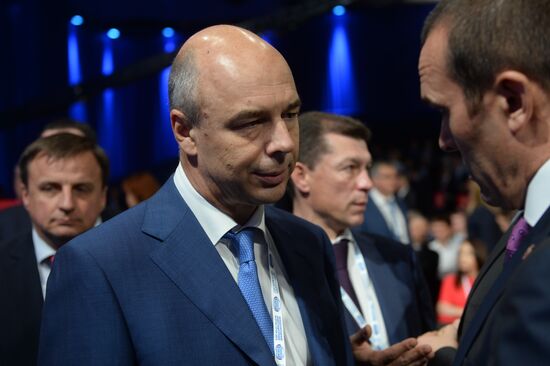 Премьер-министр РФ Д.Медведев провел пленарное заседание в рамках форума "Сочи-2015"