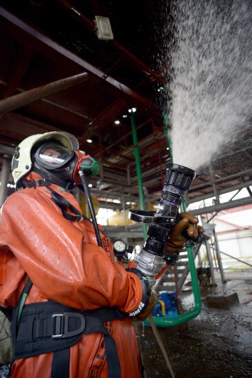Учения МЧС по ликвидации аварии с выбросом опасных химических веществ во Владивостоке