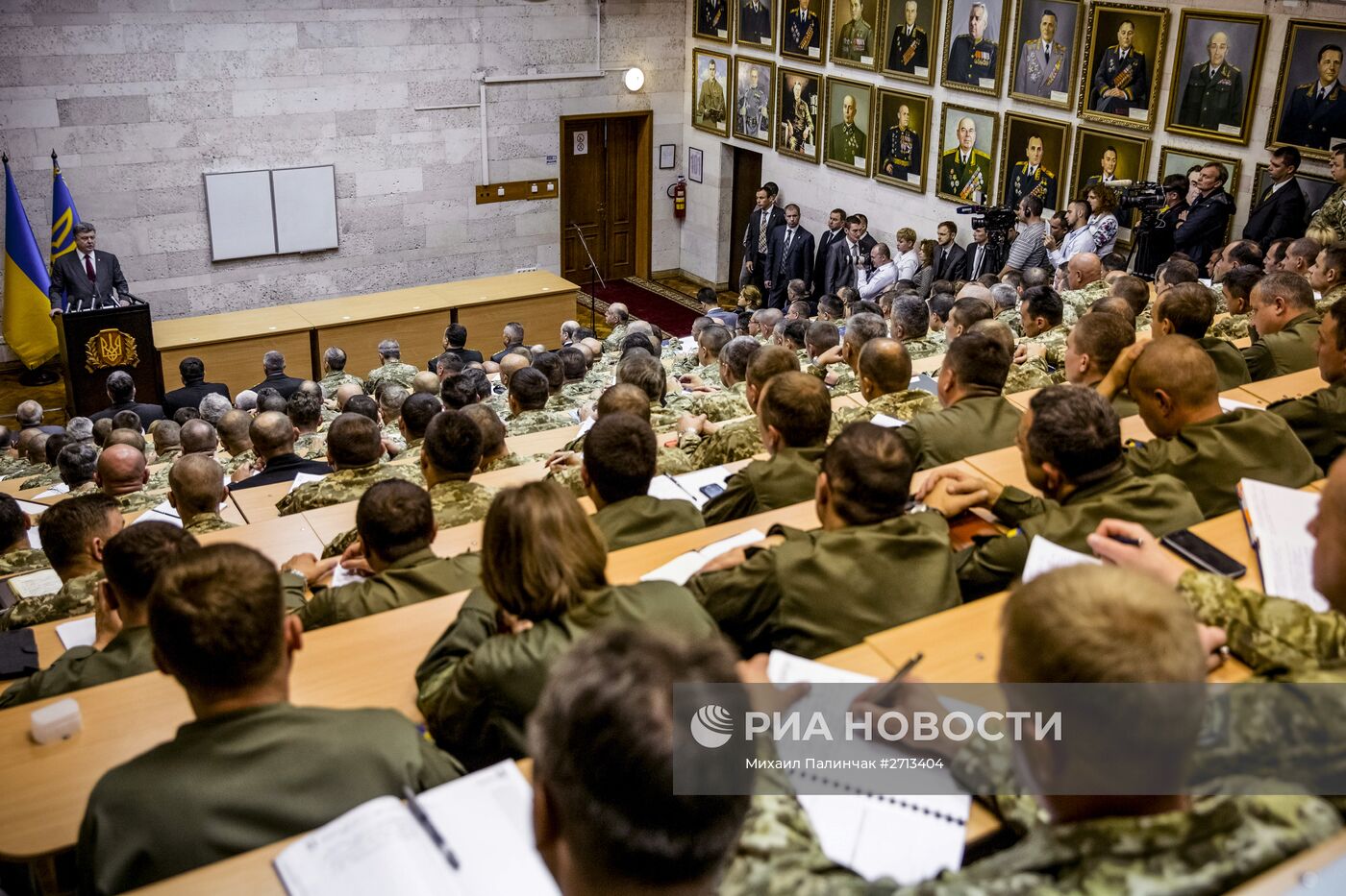 П.Порошенко выступил перед офицерами на учебно-методических сборах в военном институте КНУ им. Шевченко