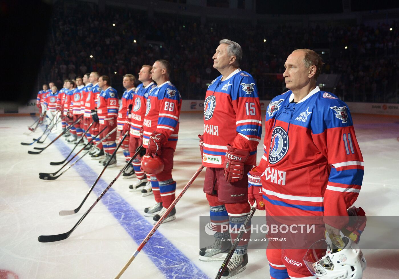 Президент РФ В. Путин принимает участие в хоккейном матче чемпионов НХЛ и Правления и почетных гостей НХЛ