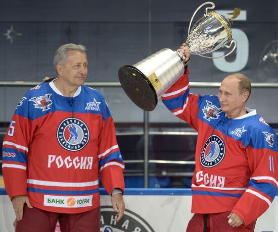 Президент РФ В. Путин принимает участие в хоккейном матче чемпионов НХЛ и Правления и почетных гостей НХЛ