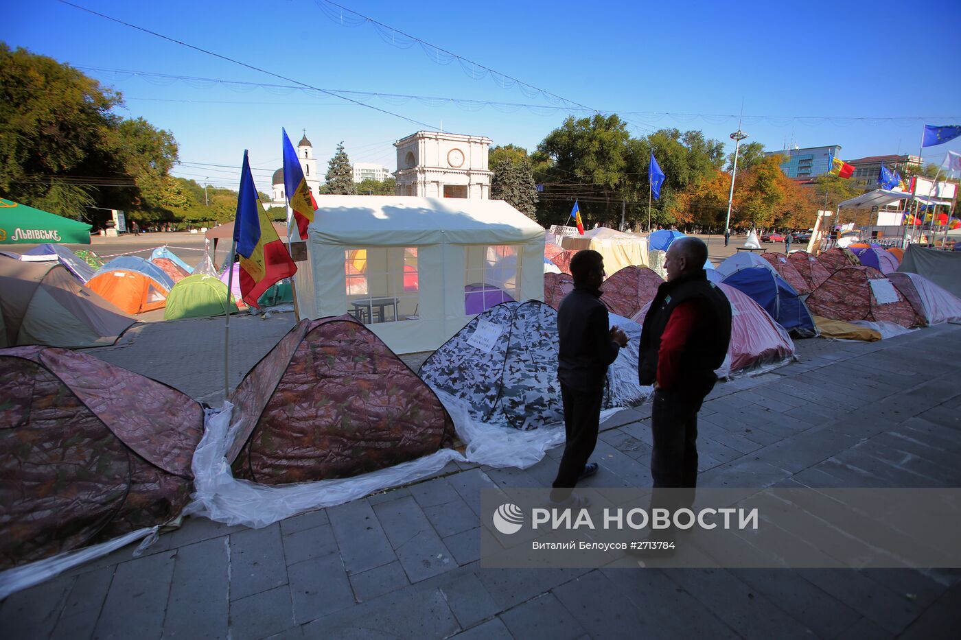 Палаточный лагерь участников антиправительственных акций в Кишиневе