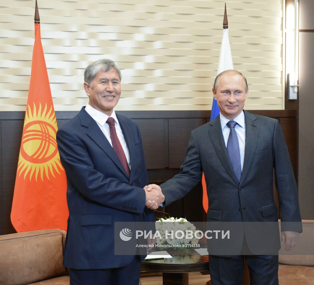Президент РФ В.Путин встретился с президентом Киргизии А.Атамбаевым в Сочи