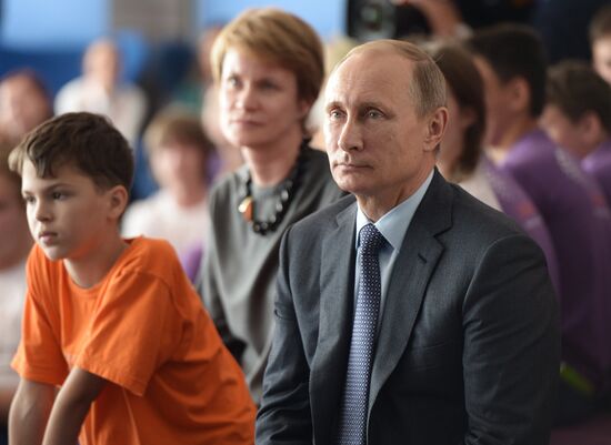 Президент РФ В.Путин встретился с лауреатами всероссийского конкурса "Учитель года России" в Сочи