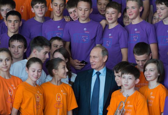 Президент РФ В.Путин встретился с лауреатами всероссийского конкурса "Учитель года России" в Сочи
