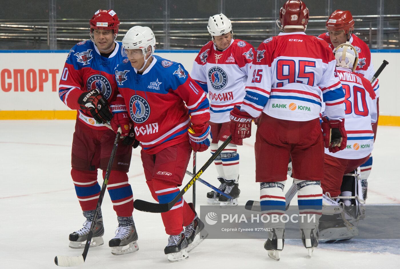 Президент РФ В. Путин принимает участие в хоккейном матче чемпионов НХЛ и Правления и почетных гостей НХЛ