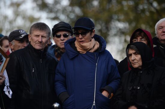 Памятник Борису Немцову открыли на Троекуровском кладбище