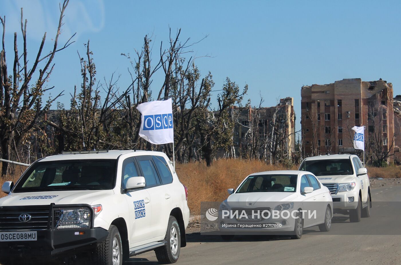 Сотрудники миссии ОБСЕ в одном из районов города Донецка