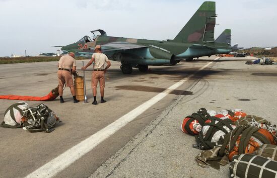 Подготовка к полетам самолетов ВКС России на аэродроме в Сирии