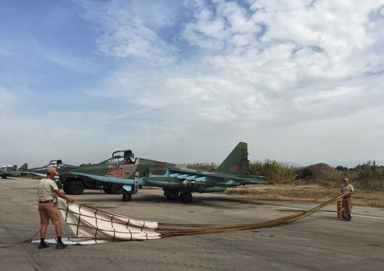 Подготовка к полетам самолетов ВКС России на аэродроме в Сирии