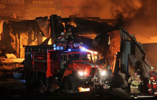 Пожар на московском строительном рынке "Мельница"