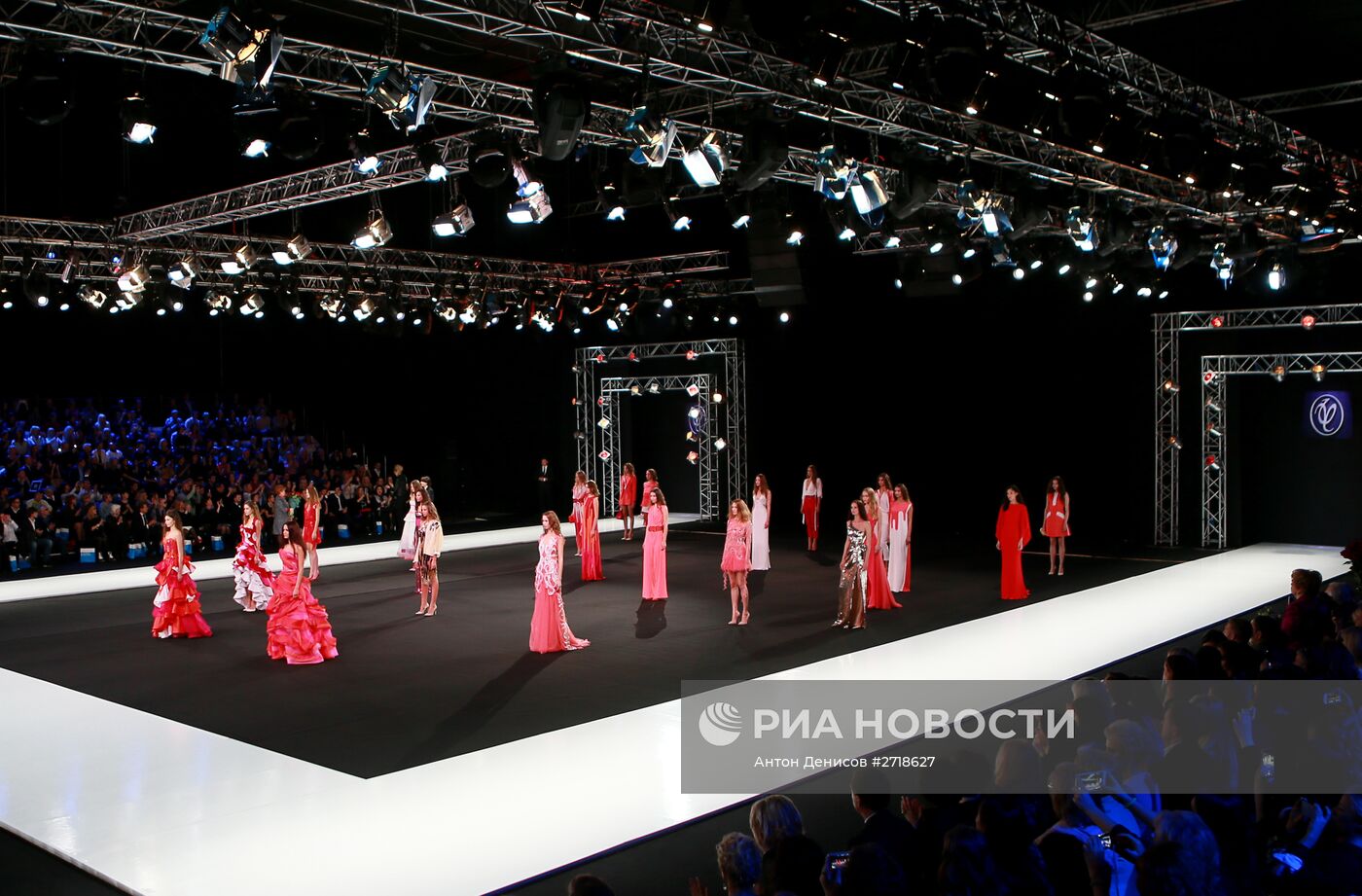 Официальное открытие неделя моды в Москве "Сделано в России"