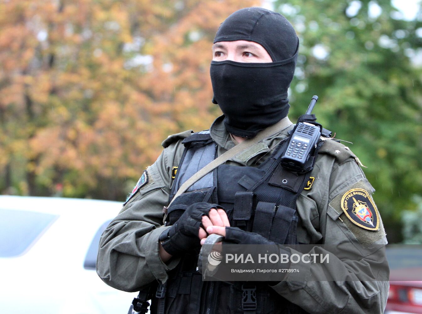 Сотрудник правоохранительных органов Киргизии во время операции по поиску исламистов, приговоренных к пожизненному заключению за терроризм и бежавших из СИЗО, в Ботаническом саду Бишкека. Место: Киргизия, Бишкек. Автор: Владимир Пирогов/РИА Новости. Операция правоохранительных органов Киргизии в Бишкеке