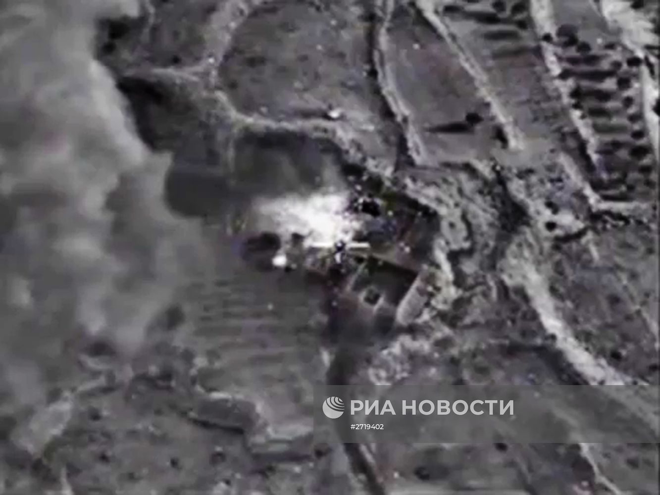 Нанесение точечных авиаударов ВКС России по укрытиям с бронетехникой и складам ГСМ