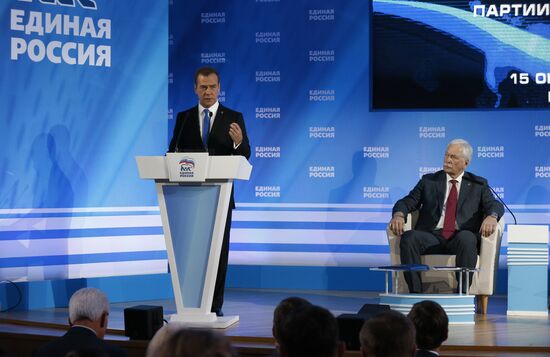 Премьер-министр РФ Д.Медведев участвует в совместном заседании высшего и генерального советов партии "Единая Россия"