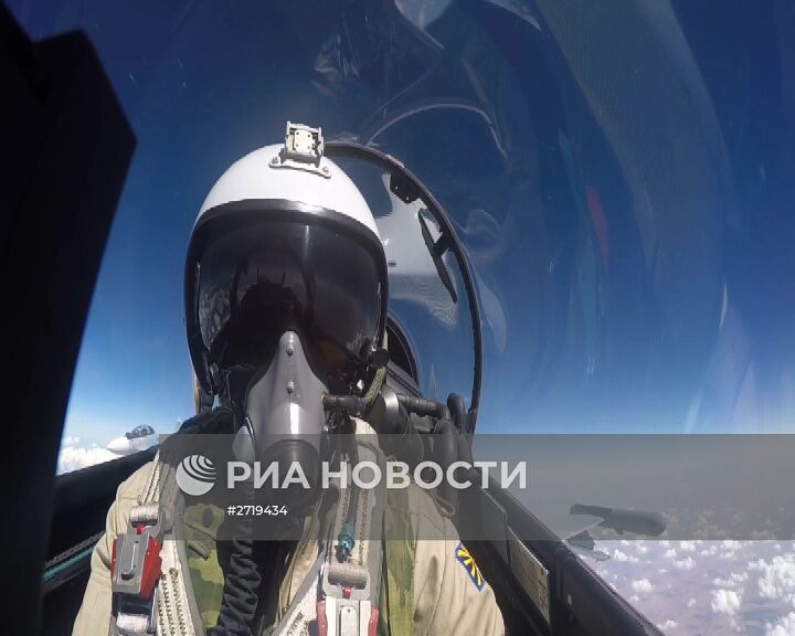 Нанесение точечных авиаударов ВКС России по укрытиям с бронетехникой и складам ГСМ