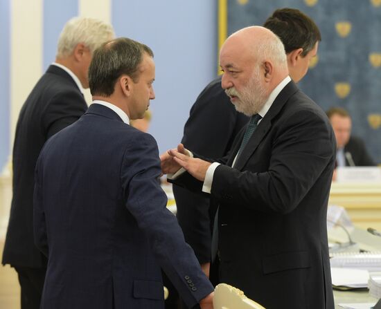 Премьер-министр РФ Д.Медведев проводит заседание президиума совета при президенте РФ по модернизации экономики и инновационному развитию России