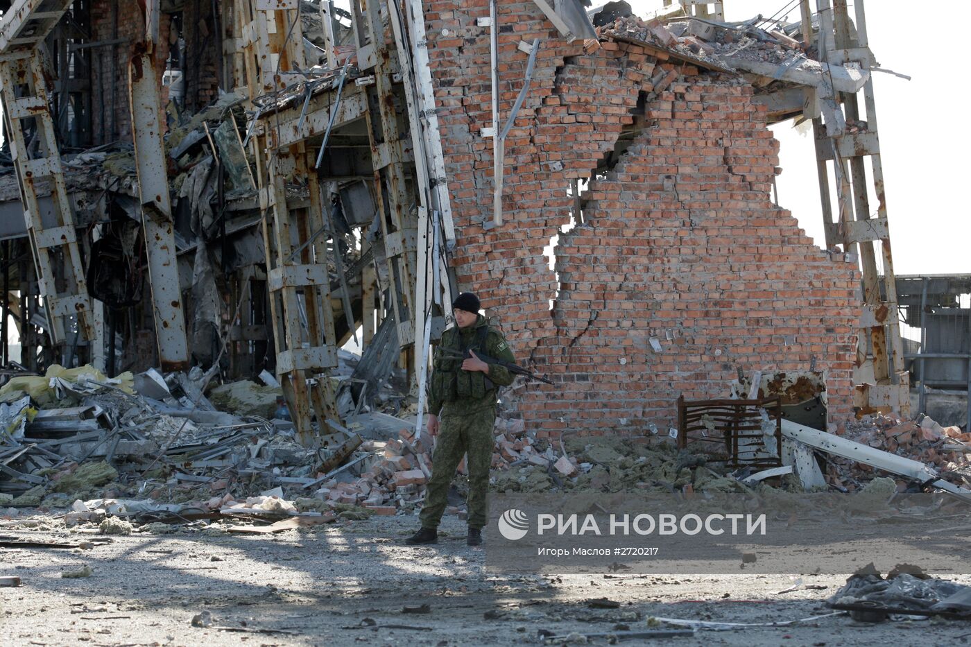 Возобновлены поиски погибших на территории аэропорта Донецка